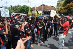 Demo supir ambulans di Jember