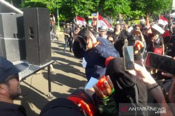 Dinilai gagal, "Anies" dilempari tomat oleh massa Jakarta Bergerak
