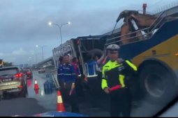 Truk galon terbalik picu kemacetan Tol Jagorawi KM04 lintasan TMII