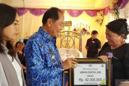 Wali kota Bitung serahkan santunan kematian pekerja sosial keagamaan