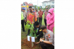 Polres Kapuas Hulu tanam 500 bibit pohon penghijauan lingkungan