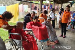 Panitia Cap Go Meh 2020 berbagi kegembiraan pada penghuni panti sosial