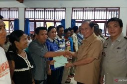 Wali Kota Bitung menyerahkan sertifikat tanah warga Pulau Lembeh
