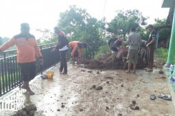 Tebing longsor terjang dapur dua rumah di Kediri