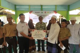 Adhi Karya-PLN serahkan beasiswa untuk santri di Aceh