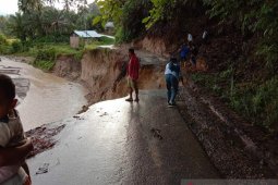 Banjir dan longsor rusak jalan dan bendungan untuk irigasi di Padang Pariaman