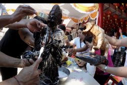 Persiapan perayaan Imlek di Kuta