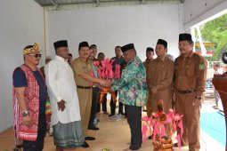Sekda Langkat sangat terkesan dengan budaya mengayunkan anak suku Banjar