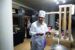 Ketua KPK Firli Bahuri masak nasi goreng buat wartawan