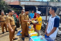 Meski hujan lebat, dua buah rumah warga HST ludes terbakar