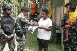 TNI AD berikan pakaian layak kepada warga di perbatasan RI-PNG