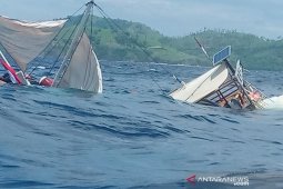 Kapal wartawan Istana terbalik dihantam ombak di Labuan Bajo
