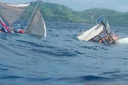 Kapal pinisi wisata yang ditumpangi  sejumlah wartawan terbalik dihantam ombak
