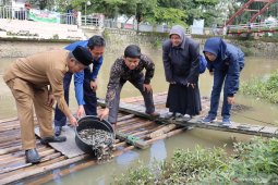 10 baskom anakan ikan dirazia di pasar Barabai, penjual mengaku tidak tahu kalau dilarang