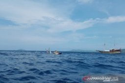Penumpang kapal phinisi wisata yang terbalik dihantam ombak selamat