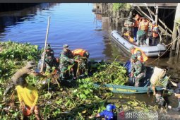 TNI bakti sosial bersihkan Sungai Mahakam