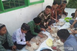 Ketua Al Washliyah Tanjungbalai makan "nasi ummat" bersama anak yatim