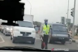 Polisi menangkap dua orang yang diduga menghina polisi