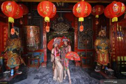 Rancangan busana Imlek Stephanie Zhang