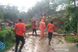 Waspada, jalan Pasiralam Tasikmalaya rawan bencana longsor