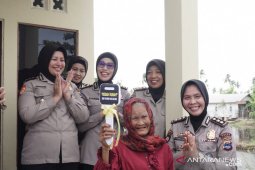 Nenek Inur menangis haru lihat rumahnya jadi bagus