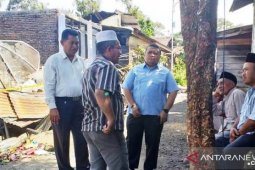 Dolly Pasaribu bantu korban kebakaran Marancar