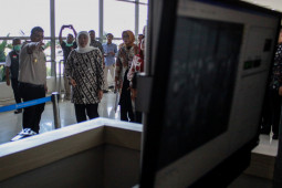 Gubernur Khofifah cek alat pendeteksi suhu tubuh di Bandara Juanda (Video)