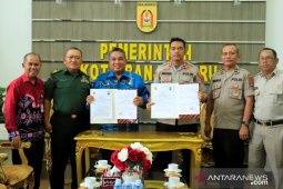 Wali Kota serahkan dana hibah pengamanan pilwali
