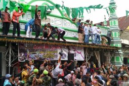 Warga Padang berebut empat ton gula pada Festival Serak Gulo