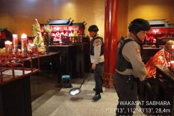 Polresta Sidoarjo sterilisasi klenteng saat perayaan Imlek