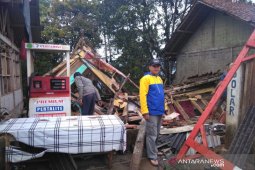 Rumah warga Garut ambruk di tengah diguyuran hujan deras