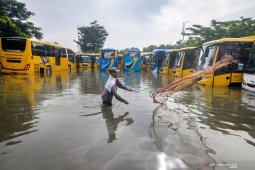 400 houses swamped by 70 cm flood in Bandung City