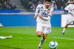 Lyon menang lawan tim juru kunci