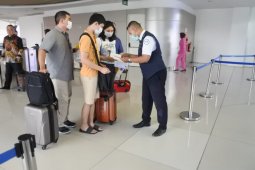Petugas Bandara Juanda layani penumpang dari luar negeri wajib gunakan APD