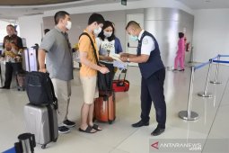 Petugas KKP di Bandara Juanda perketat pengawasan penumpang asal China (Video)