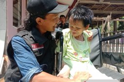 Relawan RMI-ACT potong rambut gimbal Mbah Iyah