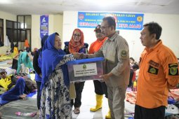 Sekda Jabar serahkan bantuan logistik untuk korban banjir di Baleendah