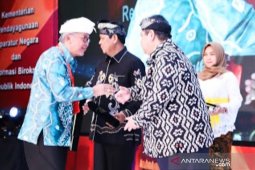 Bupati HST terima penghargaan SAKIP dari Menpan-RB di Bali