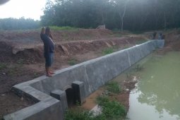 Warga keluhkan siring embung retak
