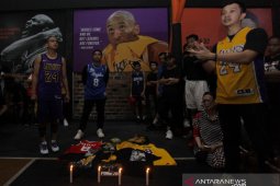 Penggemar basket berkumpul dekat Staples Center hormati Bryant