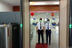 Petugas Bandara Hanandjoeddin Belitung gunakan masker cegah tertular corona
