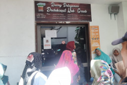 Disdukcapil Gresik "diserbu" warga urus KTP elektronik
