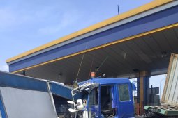 Rem blong, truk kontainer tabrak gardu tol Halim dan dua kendaraan lain