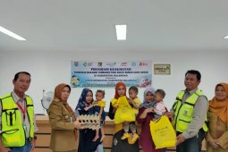 PT Pamapersada Nusantara bantu makanan tambahan balita kurang gizi