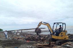 Puluhan ton sampah menumpuk di kawasan pantai Padang