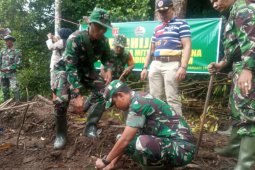 Kodim 0304 Agam Sumbar tanam akar wangi di daerah rawan longsor