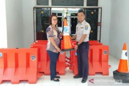 Jasa Raharja Babel serahkan bantuan traffic cone dan barricade jalan