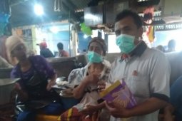 Waspada virus corona, PD Pasar Surya bagikan masker kepada pedagang