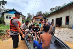 Satuan Brimob bantu evakuasi korban banjir di jalan  Samarinda- Balikpapan