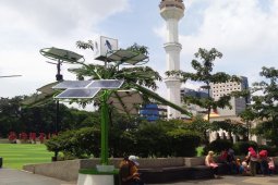 Dua unit 'solar tree' dipasang di Alun-alun Kota Bandung